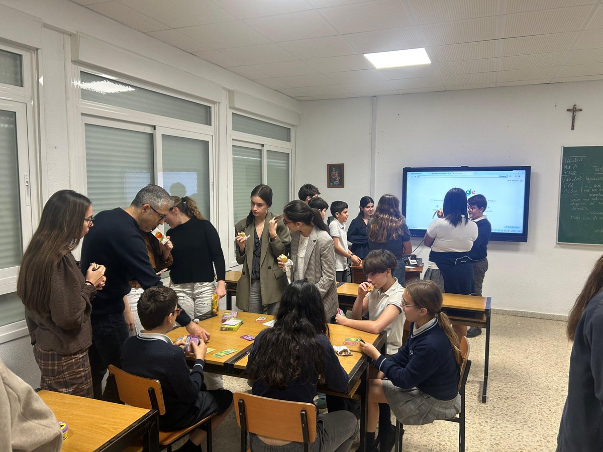 agustinasva's tweet photo. 🎲 Alumnos de #1BTO, dentro del proyecto de Aprendizaje y Servicio, han organizado recreos con juegos de mesa y otras dinámicas para quienes prefieren disfrutar del patio de una forma diferente 😊

Una iniciativa para seguir creando convivencia también fuera del aula 💙 https://t.co/ZhknelfLrd