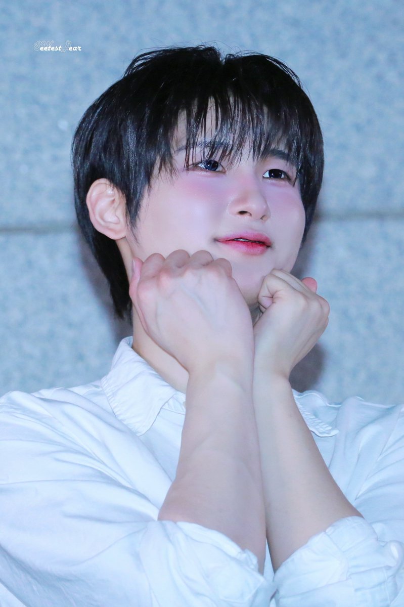 SWB_1016's tweet photo. 260528 뮤지컬 로미오와 줄리엣 퇴근길

정말정말 고생많았어 !!! 
룹미오 잠깐 안냥 👋 ㅜ

#우빈 #WOOBIN #ウビン 
#우비니_내강아지해
#크래비티 #CRAVITY https://t.co/X6PJaPjG0v