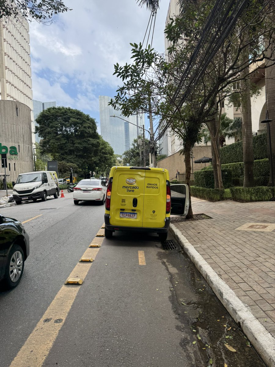 b_th14's tweet photo. 📍Ciclofaixa da Rua Leopoldo Couto de
Magalhães Jr, altura do n° 1400.
⏱️27 Maio, as 11h35
‼️Artigo 181, inciso VIII do CTB, infração gravíssima

@CETSP_, o padrão é diário. Precisamos de fiscalização de rotina. @prefsp #MobilidadeSP
#Ciclofaixa https://t.co/HhvvG1UXkS