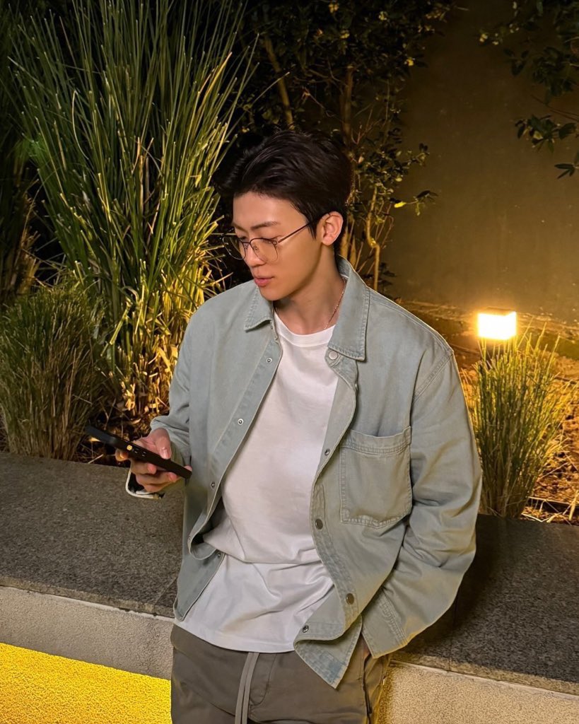 SHARKXTOUCH's tweet photo. คุณแจมินคือบุคคลที่ใส่แว่นกี่รอบก็ทำให้ทล.แตกได้ทุกรอบของจริง ㅜㅜ หล่อแบบสุขุม หล่อนัมเบ้อวัน หล่อตาแตกของจริง เเล้วชั้นชอบแว่นเซตนี้มาก หน้าสดเปิดหน้าผาก ใส่แว่นตา ใครไหวไปก่อนเลย ส่วนชั้นขอตกหลุมรักหนุ่มแว่นยิ้มหวานตลอดไป <3 https://t.co/7uK3z3swTp