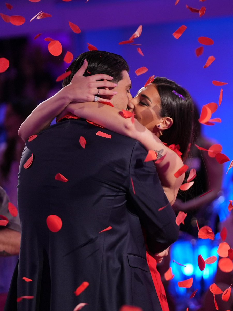 hosonno0's tweet photo. E poi grazie a te, Ciro.
Perché tra mille paure, emozioni e caos… alla fine ci siamo scelti .

❤️‍🩹😭

#uominiedonne #solinardi https://t.co/tTlybXTSoe