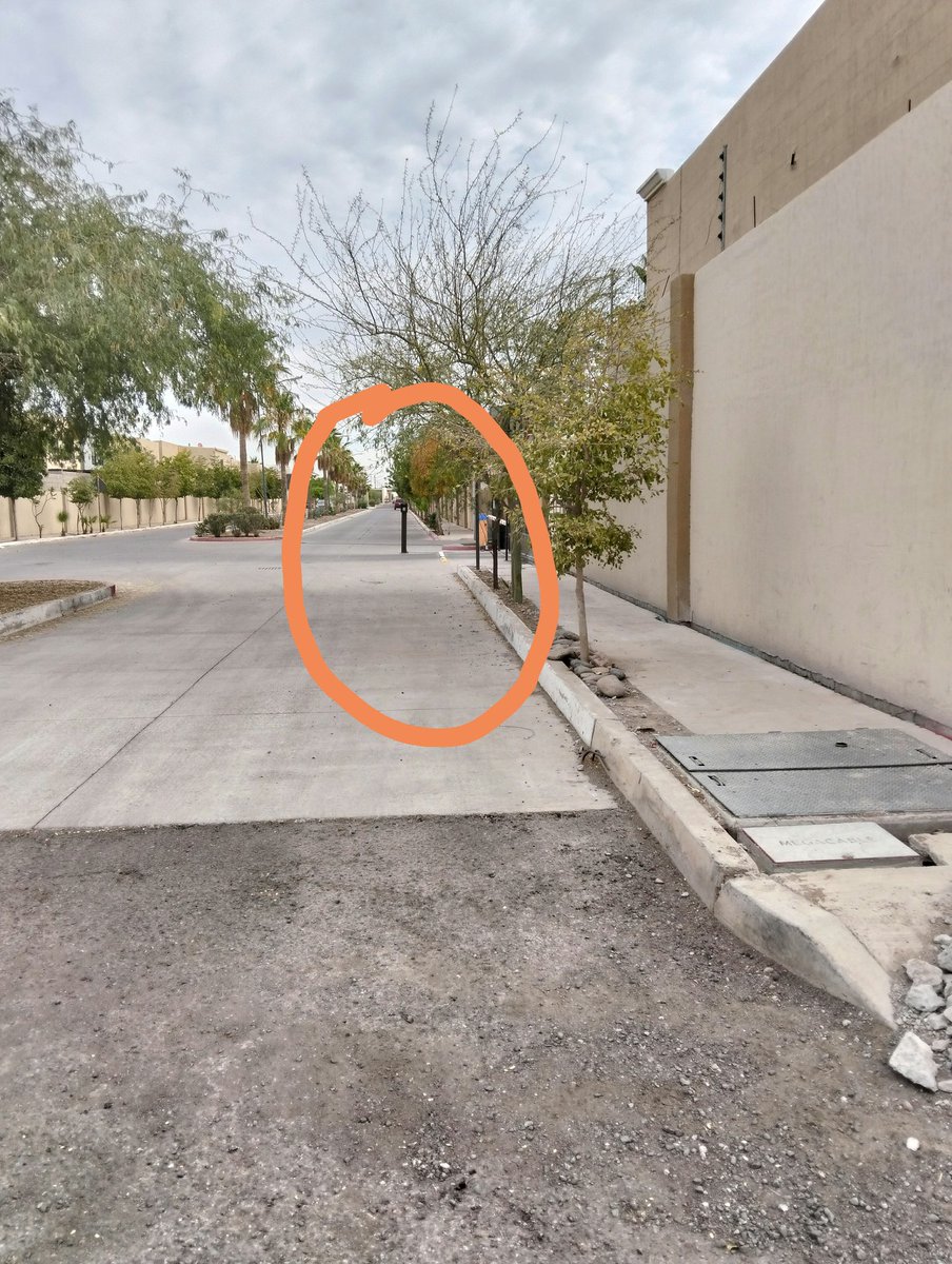 aesquer79's tweet photo. Antes ahí era casi el final del calle, pero ahora que abrieron el Blvd San Pedro y San Pablo conectando con el Blvd Las Quintas, el interfón invade un carril, ¿A quién le corresponde arreglar esto? @HermosilloGob @ingsamuelchen https://t.co/7e2mv0ONrh