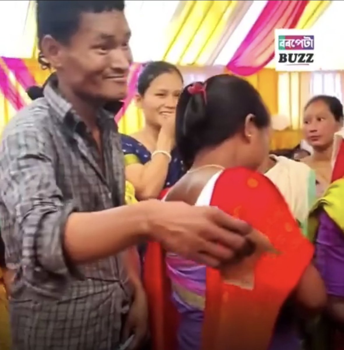 ShashiSimply's tweet photo. @NewsAlgebraIND He gave not from abundance, but from a heart untouched by greed.
That torn-pocket ₹10 carried more dignity, love, and humanity than fortunes spent for show. ❤️🥹 https://t.co/rutrUd3LkB