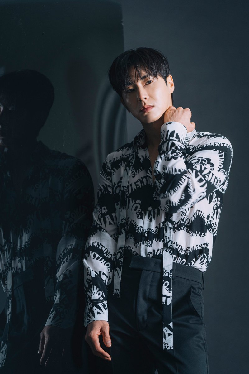 ellejapan's tweet photo. #東方神起 #ユンホ が出演する映画『TOKYO BURST-犯罪都市-』は本日公開🔥　2022年に『エル・ジャポン』特別版カバーを飾った東方神起の、貴重な撮影舞台裏をギャラリーで振り返り📸
#TOKYOBURST #犯罪都市

▼記事はこちら
https://t.co/Qc8Gjvbxw4 https://t.co/skkdUMqTZe