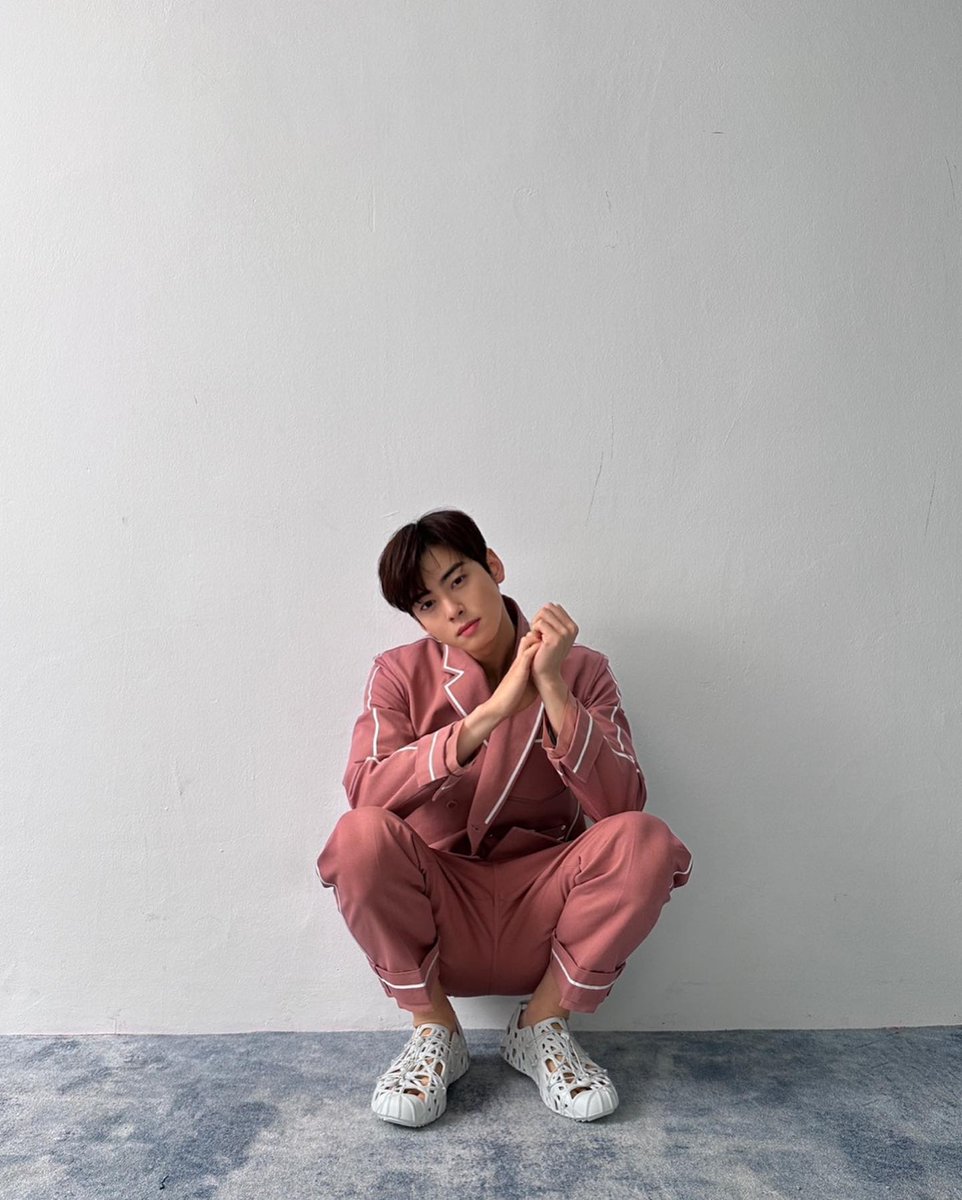 at___chaeunwoo's tweet photo. #dior https://t.co/6c9ujx79O1
