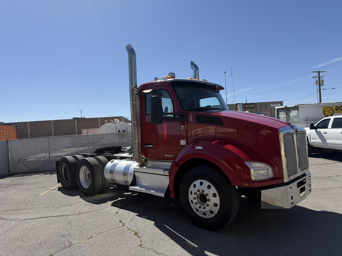 DogFaceEquip's tweet photo. T880 DAY CAB TRUCK -  https://t.co/wbk1n4AeYs https://t.co/Ekzl8zoIw1