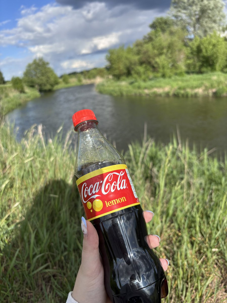 nirian371's tweet photo. Ja i cytrynowa cola w plenerze hihi 
‼️‼️‼️ UWAGA WYJĄTKOWY OKAZ GRACZA LOLA POZA DOMEM ‼️‼️‼️‼️
#streamer #cocacola #gamer https://t.co/v6VuDXlNMa