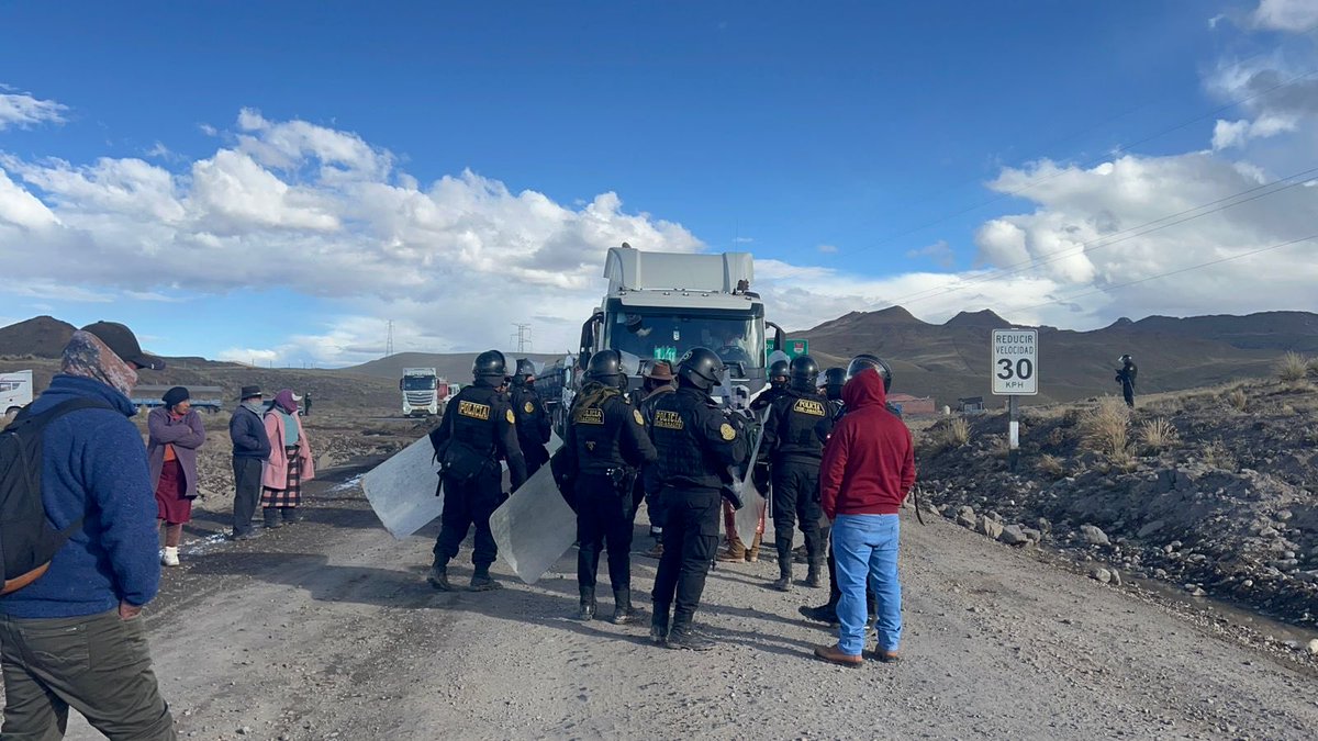 Lechucero33's tweet photo. 🚨
Periodista Vidal Merma, informa que en Pallpata, Espinar, mujeres de comunidades campesinas denuncian agresiones por PNP y personal de seguridad de minera Glencore Antapaccay durante las protestas. Exigen ser reconocidas como zona de influencia directa del proy. Coroccohuayco https://t.co/VNO8Zc1c8z