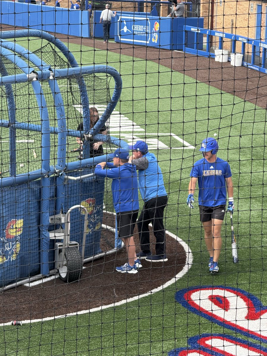 SydneyClark___'s tweet photo. Former Phillies manager and former KU player Rob Thomson out at KU baseball’s practice today. 

@KSNTSports https://t.co/q1ndrEDKX9