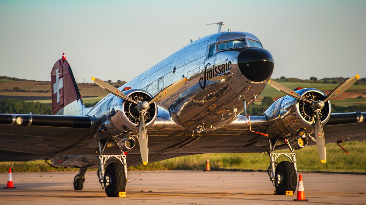 burgosaeropuert's tweet photo. ✈️ VISITA HISTÓRICA
El martes llegó este precioso Douglas DC-3 (N431HM) desde Suiza 🇨🇭
Este avión fue entregado a la USAAF (Fuerza Aérea de EEUU) en 1943 y participó durante el final de la Segunda Guerra Mundial.
Después de la guerra se le dió uso civil con bandera Suiza. 😍 https://t.co/uruaOfssK4