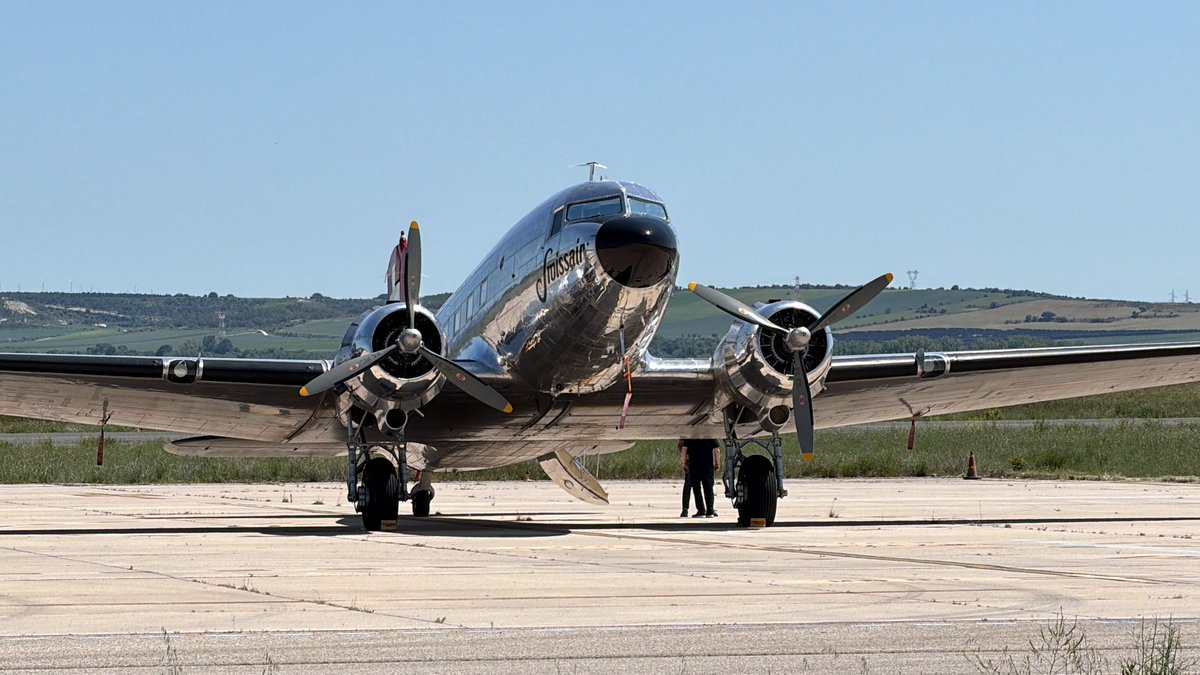 burgosaeropuert's tweet photo. ✈️ VISITA HISTÓRICA
El martes llegó este precioso Douglas DC-3 (N431HM) desde Suiza 🇨🇭
Este avión fue entregado a la USAAF (Fuerza Aérea de EEUU) en 1943 y participó durante el final de la Segunda Guerra Mundial.
Después de la guerra se le dió uso civil con bandera Suiza. 😍 https://t.co/uruaOfssK4