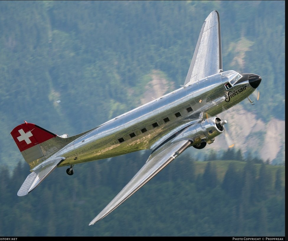 burgosaeropuert's tweet photo. ✈️ VISITA HISTÓRICA
El martes llegó este precioso Douglas DC-3 (N431HM) desde Suiza 🇨🇭
Este avión fue entregado a la USAAF (Fuerza Aérea de EEUU) en 1943 y participó durante el final de la Segunda Guerra Mundial.
Después de la guerra se le dió uso civil con bandera Suiza. 😍 https://t.co/uruaOfssK4