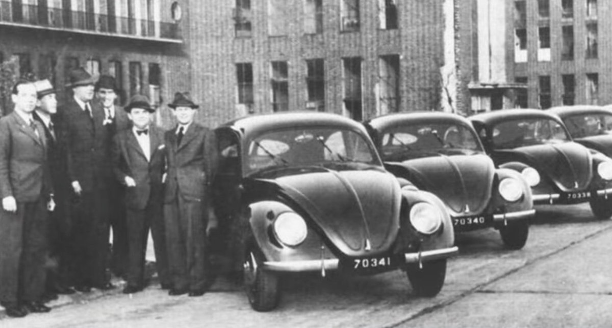 BoricFront's tweet photo. Hoy en 1937 en #Alemania se funda la empresa que fabricaria el auto del "pueblo" #Volkswagen.  Ferdinand Porche lo diseño por encargo de Hitler, después de la guerra los británicos tomaron la fábrica y el "escarabajo" se convirtió de un símbolo nazi a un símbolo de la paz hippie https://t.co/pbfJddevgA