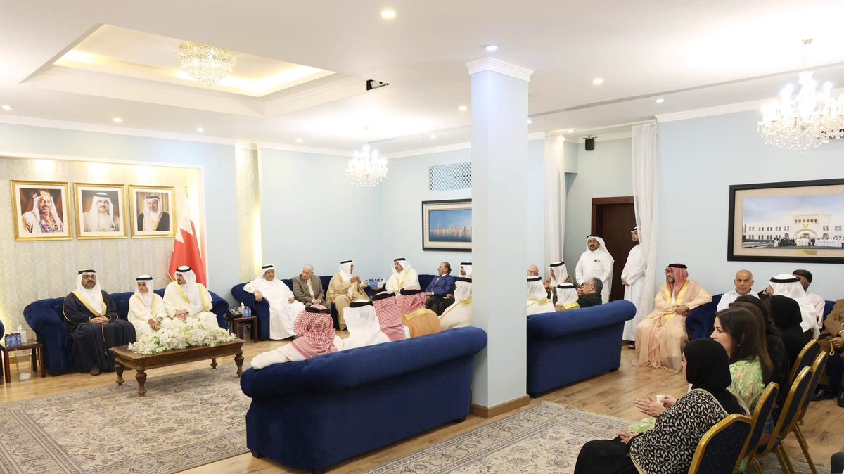 CG_Bahrain's tweet photo. استقبل معالي الشيخ خالد بن حمود آل خليفة، محافظ محافظة العاصمة، جمعاً من الوجهاء والأعيان وأعضاء السلطة التشريعية والأهالي، حيث تبادل معهم التهاني والتبريكات بمناسبة حلول عيد الأضحى المبارك، رافعين أسمى آيات التهاني والتبريكات إلى القيادة الحكيمة، وعموم المواطنين. https://t.co/Eu3Ve8HB1G