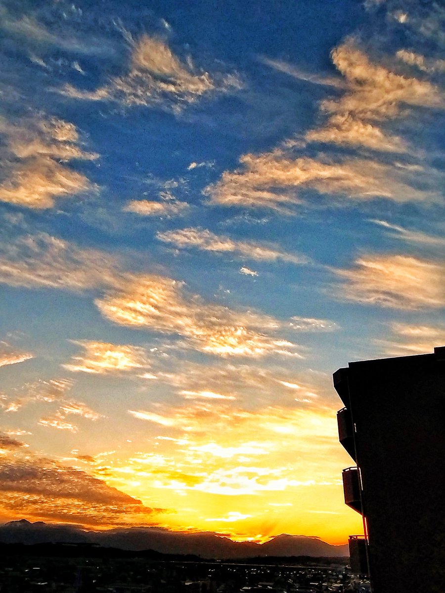 door_knocked's tweet photo. おつかれさまです🍀
いつかの夕空を
⋯こりゃブロックされちゃうかな
　しょうがないよね
#キリトリセカイ　#夕焼け https://t.co/pMs9aeCXaj