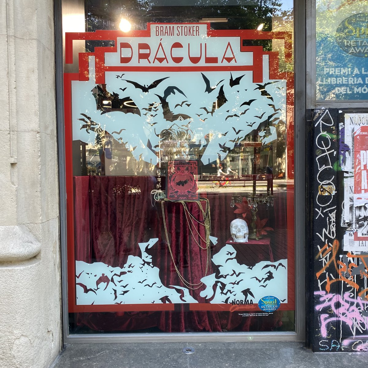 NormaComics's tweet photo. ¡Tenemos nuevos escaparates de la mano de @NormaEditorial! Están dedicados a:

✨ FRIEREN de Kanehito Yamada y Tsukasa Abe
🦇 DRÁCULA de Bram Stoker interpretada por Georges Bess
💣 ESCAPE de Rick Remender y Daniel Acuña

¡Han quedado de maravilla, ven a visitarlos! https://t.co/Ldh8PurlJC