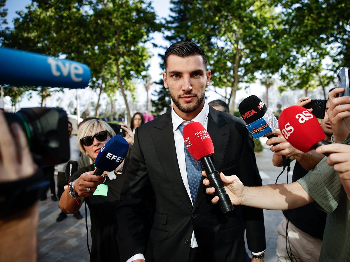 Corner_Che's tweet photo. 👇🏽 Un trozo de la declaración de RAFA MIR (relacionada con el VCF) en el juicio celebrado hoy:

«Antes de irme a dormir comento con mi asesor lo que había pasado, la situación del VCF no era la mejor. Me dijo que lo mejor era que Pablo diera su nombre. Recibo a las dos horas la llamada del VCF. Me recoge el director deportivo del Valencia, que es vecino mío»

«A través de Jesús Vázquez pude lograr el teléfono de Carla y le llamo porque es una cosa fea lo que ha pasado. Intento arreglarlo para que no denuncien a Pablo. Nunca podía pensar que me iban a denunciar a mí. Todo lo que pasó fue consentido»