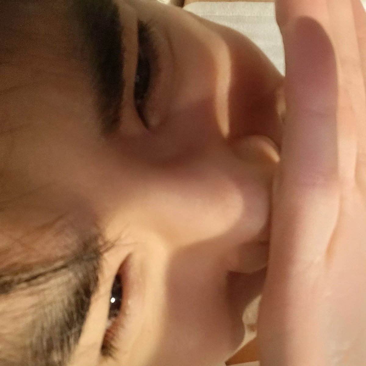 bread10bread04's tweet photo. 아니문득  영훈인스타백만된거씬나서 감성은모르겟고 그냥기분대박좋음셀카남긴거여전히쫀귀인거같음…   손가락에이빨자국남은것도 https://t.co/RkVXwtBLrJ