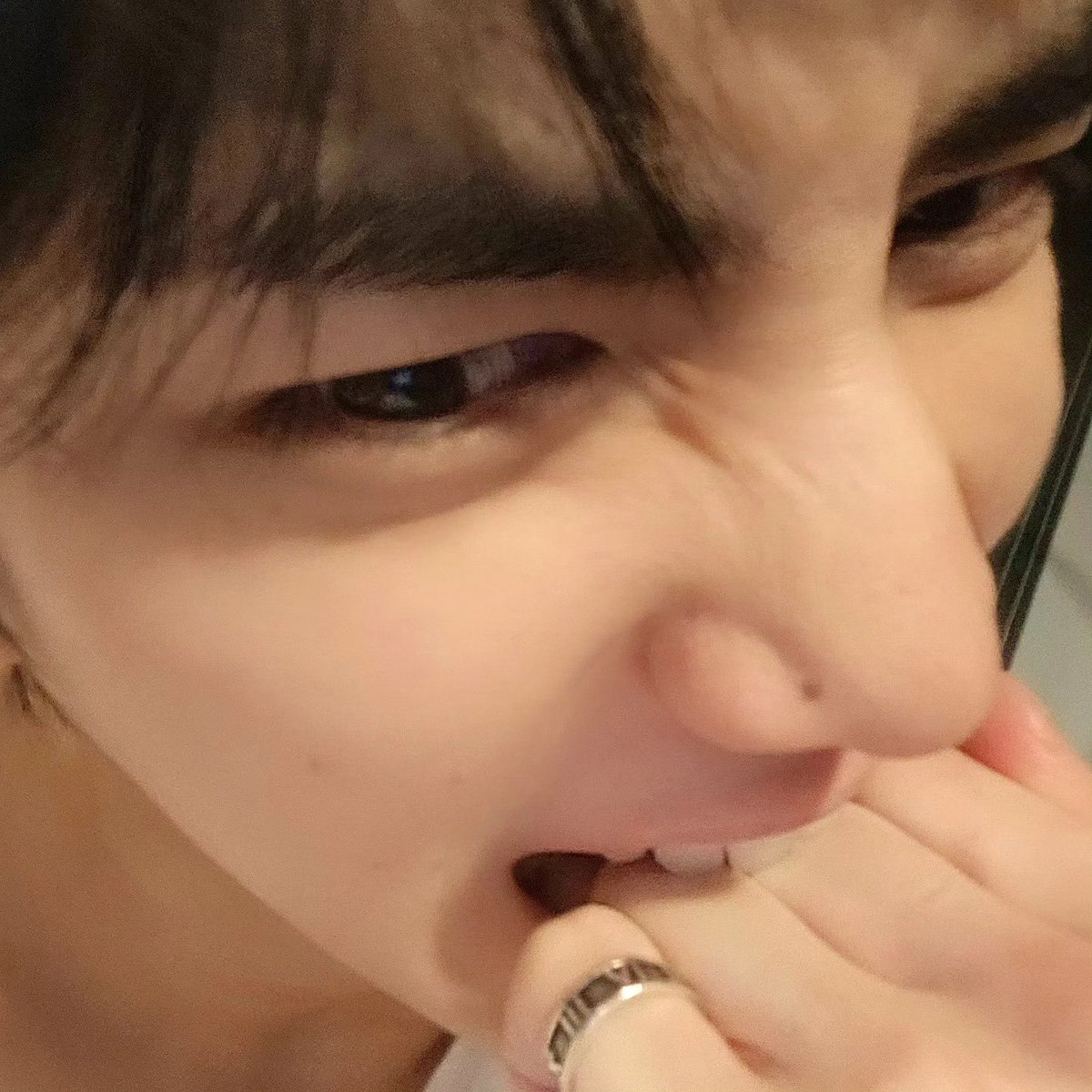 bread10bread04's tweet photo. 아니문득  영훈인스타백만된거씬나서 감성은모르겟고 그냥기분대박좋음셀카남긴거여전히쫀귀인거같음…   손가락에이빨자국남은것도 https://t.co/RkVXwtBLrJ