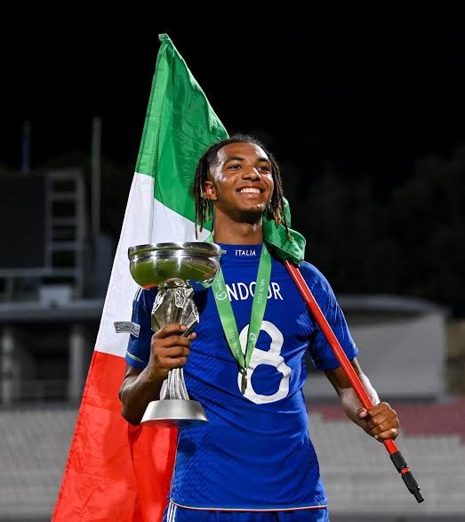infoAzzurri's tweet photo. Today kita bahas Cher Ndour (21) 🇮🇹 pemain asal @ViolaClubINA 😆. Alumni Juara Euro U19 2023 yang sudah punya banyak pengalaman internasional di level klub.

Saat kecil ia didikan akademi Brescia dan Atalanta, sbelum akhirnya diambil Benfica di usia yang masih sangat muda. https://t.co/Jf2K0eWEK2
