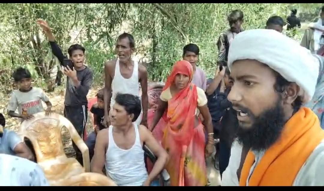 ABSSMK's tweet photo. हरदोई में अपनी निजी जमीन में भगवान बुद्ध की प्रतिमा स्थापित नहीं करने दे रहा प्रशासन लोगों में भड़का आक्रोश....
शिवम मौर्य और मुकेश मौर्य को हरदोई प्रशासन तत्काल करे ।
असली आरोपियों को पकड़ने के बजाय मौर्य समाज के सीधे साधे लोगों को परेशान किया जा रहा है ।
#ReleaseShivamMaurya https://t.co/iii293FtKZ