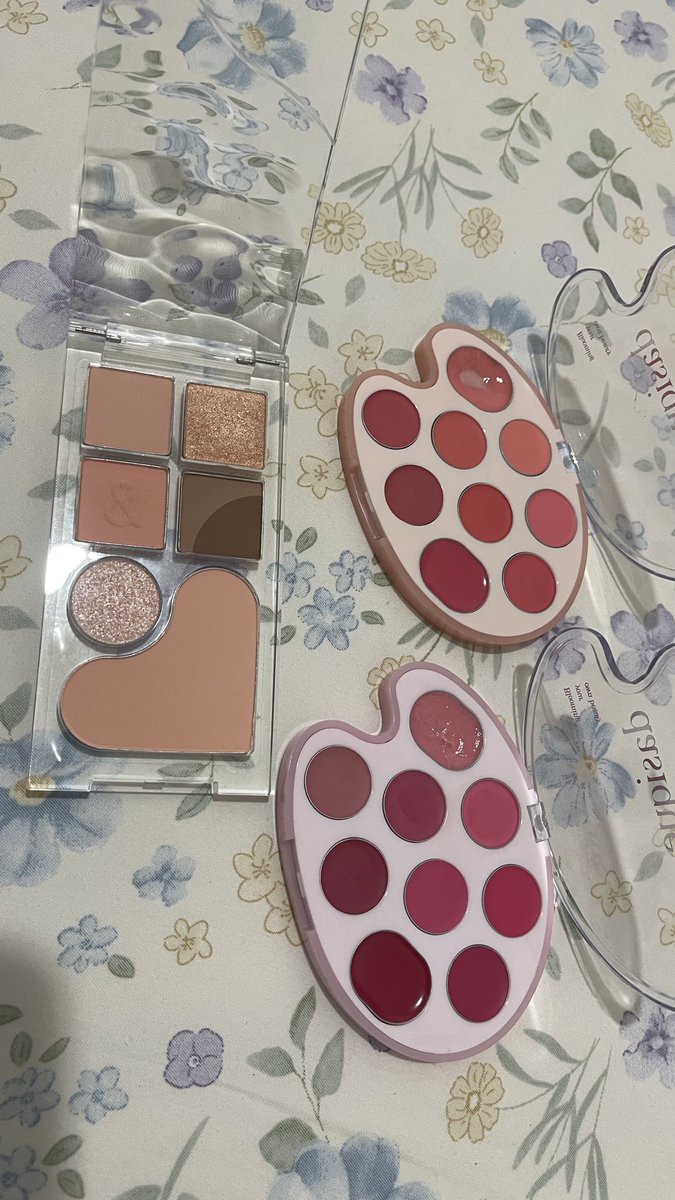 pyoopyoo16's tweet photo. PRELOVE

Eyeshadow Romand Bare Layer Palette 01 Apricot Mood

Dasique Mood Painting Lip n Cheek Palette
02 Coral Coloring
03 Pink Coloring

https://t.co/UVk4SlZUIJ https://t.co/x9A3xYo9BT
