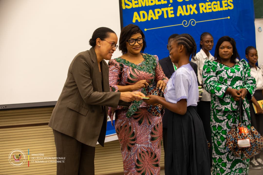 MinisterEDU_NC's tweet photo. MINEDUNC
28 mai 2026 |

• À l’occasion de la Journée mondiale de l’hygiène menstruelle 2026, le Ministère de l’Éducation Nationale et Nouvelle Citoyenneté et l’ONG Solidarité Plus Forever ont organisé, au sein de l’Institut National des Arts (#INA), une matinée de sensibilisation et d’échange autour du thème : « Ensemble pour un monde adapté aux règles ». Cette matinée a réuni une centaine d’élèves venues des 5 provinces éducationnelles de la ville-province de Kinshasa, ainsi que des chefs d’établissement, des personnalités publiques de divers horizons et des partenaires techniques et financiers.

• Le Gouvernement congolais, à travers la ministre d’État, ministre de l’Éducation nationale et nouvelle citoyenneté, @malu_raissa, réaffirme son engagement à promouvoir des écoles inclusives, sûres et respectueuses des besoins spécifiques des apprenantes, afin qu’aucune fille ne soit privée de son droit à l’éducation à cause des menstruations.

• À travers des échanges enrichissants, des témoignages et un panel d’experts, cette activité a permis de rappeler que l’hygiène menstruelle est une question de santé, de dignité, d’éducation et d’égalité des chances pour les jeunes filles en milieu scolaire.

• Au terme de ces échanges, un important lot de kits d’hygiène menstruelle a été distribué aux élèves présentes lors de cet événement.

#MINEDUNC #JMHygièneMenstruelle #Education #RDC

@Presidence_RDC
@PrimatureRDC 
@Com_mediasRDC