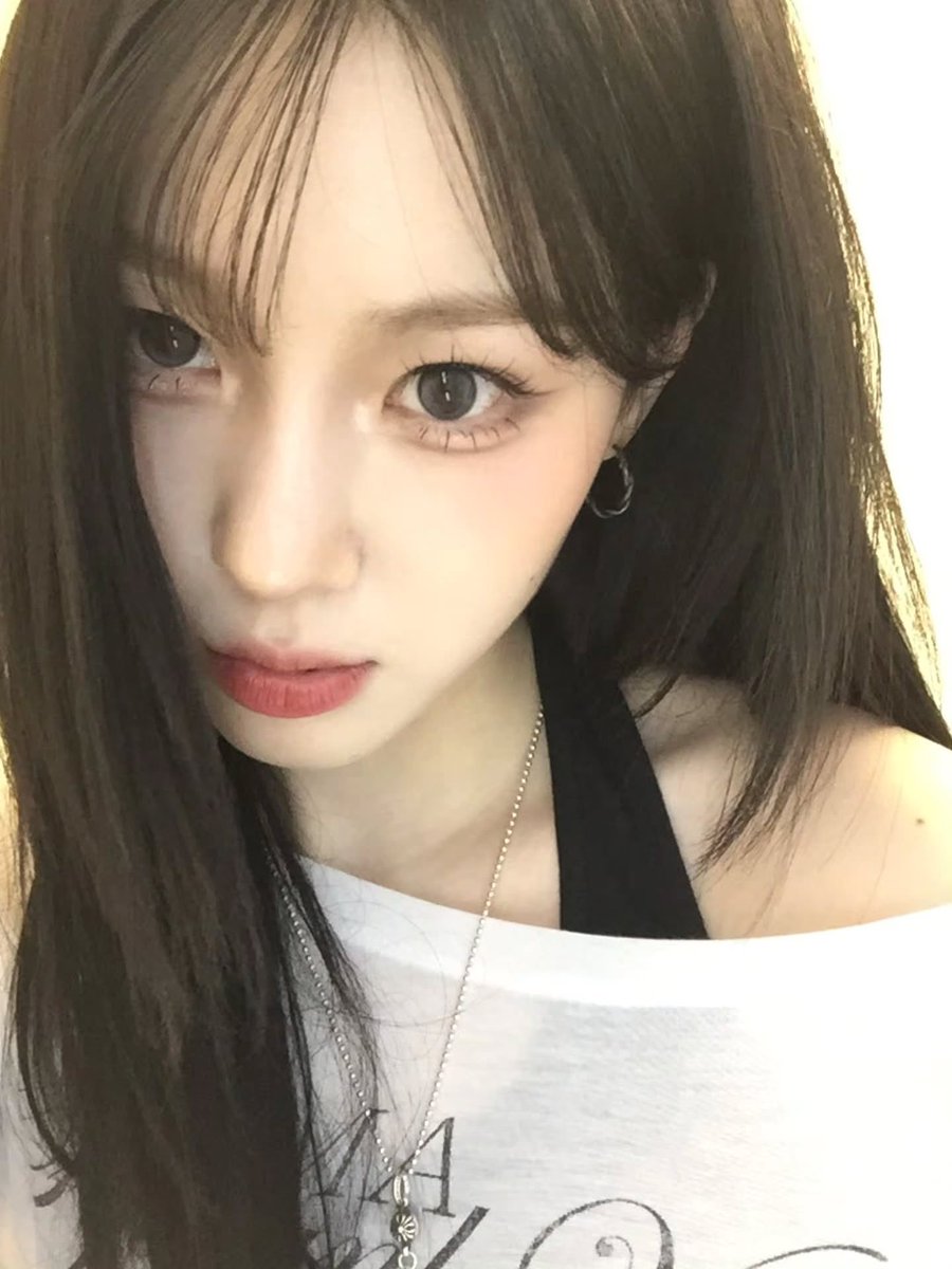 kmchlve's tweet photo. 흑발진짜천사같다............. https://t.co/eS9sB4qErc