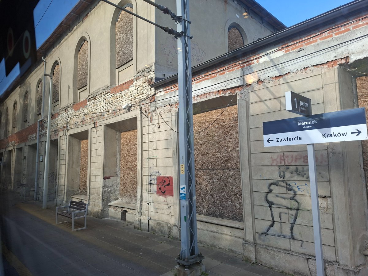 WiktorKazanecki's tweet photo. Dzięki temu, że pociągi Warszawa - Kraków jeżdżą teraz objazdem, można podziwiać piękną stację Sosnowiec Maczki podczas technicznego postoju https://t.co/1hyorZLgCp