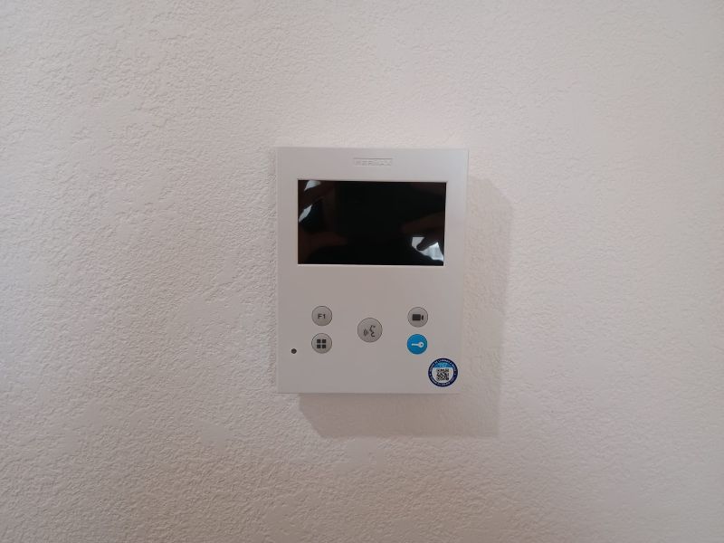 electrob_bb's tweet photo. ¡Instalación completada en Paiporta! 🛠️ Sustituimos un sistema antiguo Tegui en la C/ Luis Vives 40 por tecnología DUOX PLUS de Fermax en 16 viviendas, todas con VEO-XS WiFi y... ¡Adiós averías! 

👉 https://t.co/eplv9KHYzk 

#ElectroBB #FermaxValencia #EstrenaTuVideoportero https://t.co/P2gq3IPfeo