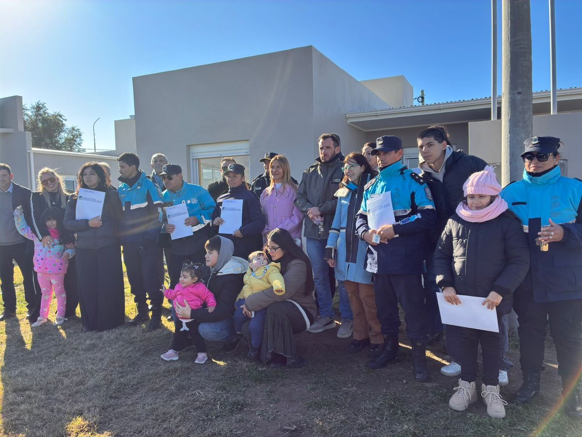 cajarjp's tweet photo. Entrega de viviendas en la localidad de Tornquist https://t.co/2ywgaP2xQ8 https://t.co/N2z3t9CDT8