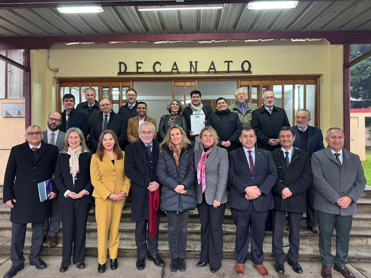 Rectora_UCT's tweet photo. En la UACh, participamos del encuentro de rectorías @AUR_cl con la Subsecretaria de Educación Superior Fernanda Valdés, destacando el aporte de las universidades regionales en la formación de profesionales y el desarrollo de proyectos de investigación con pertinencia territorial https://t.co/PBwBU5CVjn