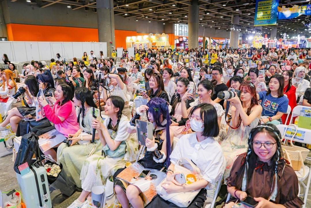 cxchinxchin's tweet photo. Just had the most chaotic fun at today's comic con! Met my favorite voice actor, grabbed limited-edition merch, and screamed along with thousands of fans—total magic  #ComicCon2024 #PopCultureHigh https://t.co/AXEKUOUzDC