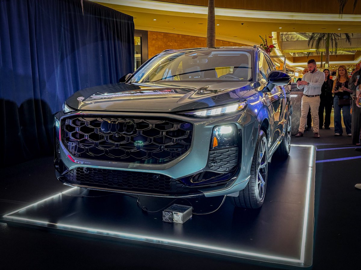 OverdriveNewsPR's tweet photo. Audi Q3 estrena nueva generación en Puerto Rico

Audi San Juan presentó en Puerto Rico la nueva generación del Audi Q3, su SUV compacto premium. El modelo llega completamente rediseñado y con cambios importantes en diseño, tecnología, espacio interior y desempeño.

El nuevo Q3 adopta una imagen más definida, con mayores dimensiones en longitud, ancho y alto. También gana presencia gracias a una parrilla single frame de mayor protagonismo y elementos de iluminación más elaborados. Por primera vez en esta línea, estará disponible la tecnología Digital Matrix LED with Signature, que permite una iluminación más avanzada y con mayor personalización visual.

En el interior, Audi apuesta por una cabina más digital. El modelo incorpora el concepto Audi Digital Stage, compuesto por un panel de instrumentos digital de 11.9 pulgadas y una pantalla táctil MMI de 12.8 pulgadas orientada hacia el conductor. También se revisó la distribución de controles, almacenamiento y espacio interior, con el objetivo de lograr una cabina más funcional y moderna.

En la mecánica, el Q3 mantiene un motor 2.0 litros TFSI turbo de cuatro cilindros, pero renovado para producir 255 caballos de fuerza y 273 libras-pie de torque. La transmisión ahora es una S tronic dual-clutch (DCT) de siete velocidades. Todas las versiones del Q3 vienen con el sistema de tracción total quattro.

Además del lanzamiento del Q3, Audi San Juan adelantó detalles de sus próximas instalaciones, alineadas con la nueva imagen global de la marca. El nuevo Audi Q3 ya está disponible en Audi San Juan con un precio inicial cercano a los $66,000.
