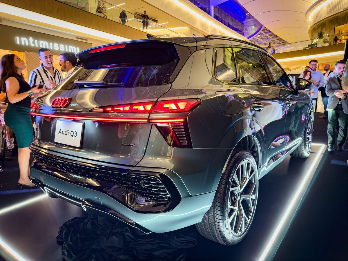 OverdriveNewsPR's tweet photo. Audi Q3 estrena nueva generación en Puerto Rico

Audi San Juan presentó en Puerto Rico la nueva generación del Audi Q3, su SUV compacto premium. El modelo llega completamente rediseñado y con cambios importantes en diseño, tecnología, espacio interior y desempeño.

El nuevo Q3 adopta una imagen más definida, con mayores dimensiones en longitud, ancho y alto. También gana presencia gracias a una parrilla single frame de mayor protagonismo y elementos de iluminación más elaborados. Por primera vez en esta línea, estará disponible la tecnología Digital Matrix LED with Signature, que permite una iluminación más avanzada y con mayor personalización visual.

En el interior, Audi apuesta por una cabina más digital. El modelo incorpora el concepto Audi Digital Stage, compuesto por un panel de instrumentos digital de 11.9 pulgadas y una pantalla táctil MMI de 12.8 pulgadas orientada hacia el conductor. También se revisó la distribución de controles, almacenamiento y espacio interior, con el objetivo de lograr una cabina más funcional y moderna.

En la mecánica, el Q3 mantiene un motor 2.0 litros TFSI turbo de cuatro cilindros, pero renovado para producir 255 caballos de fuerza y 273 libras-pie de torque. La transmisión ahora es una S tronic dual-clutch (DCT) de siete velocidades. Todas las versiones del Q3 vienen con el sistema de tracción total quattro.

Además del lanzamiento del Q3, Audi San Juan adelantó detalles de sus próximas instalaciones, alineadas con la nueva imagen global de la marca. El nuevo Audi Q3 ya está disponible en Audi San Juan con un precio inicial cercano a los $66,000.