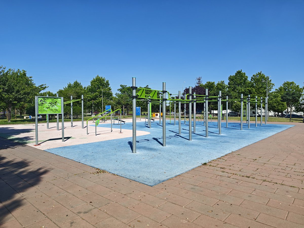 chatosonrisas's tweet photo. Pista de calistenia, parque de la republica acondicionado, pero por algún motivo se cierran las fuentes con la ola de calor, nos podéis dar una explicación o repararla lo antes posible...@AytoAlcorcon @EsmasAlcorcon @Hardcorcon https://t.co/sIiig3lcvZ