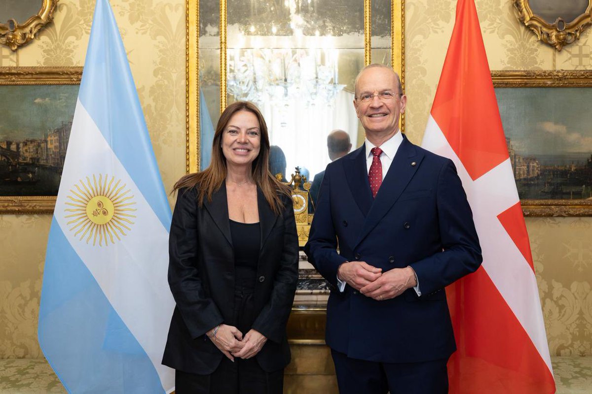 MinCapHum_Ar's tweet photo. Durante la reunión que mantuvo con el Gran Hospitalario de la Soberana Orden Militar de Malta, Josef D. Blotz, la ministra Sandra Pettovello conversó sobre la situación social de la Argentina y las próximas acciones y visitas que la Orden de Malta desarrollará en la región.

En ese marco, las autoridades del Soberano Consejo de la Orden de Malta, junto a embajadores y representantes internacionales, asistirán a la X Conferencia de las Américas, programada en el mes de octubre de 2026. El Gran Hospitalario invitó a la ministra a participar de dicha actividad, orientada al fortalecimiento de la cooperación y la acción humanitaria en América Latina.

De manera recíproca, la ministra invitó a los integrantes de la Orden de Malta que visitarán la Argentina a recorrer el Centro de Formación Capital Humano, que funciona en la Ciudad de Buenos Aires, dado el interés de la Orden en impulsar acciones específicas vinculadas a la formación y capacitación.

@JMilei
