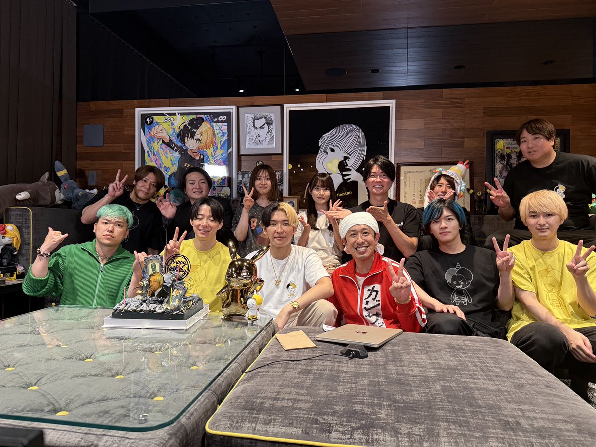 sunao709's tweet photo. 同居人のヒカルさんの誕生日です。

「７年ですごい差がついたな。」
３５歳の誕生日の前日、そう言われた。

出会った７年前、僕はライブ配信日本でトップの事務所の代表で、ヒカルさんは世間を賑わせるクリエイターだった。
今や、
飯田：倒産して会社を０から立ち上げた社長。
ヒカル：グループ年商数百億で影響力は日本トップクラス。

俺はまたスタート地点。ヒカルさんは着々と王に近づいている。

でも、ヒカルさんはずっと側にいてくれる。
毎日幸せとワクワクをくれる。

「もう飯田に抜かれることはないな。」
とも言われた。

本当に俺を舐めるなよ、同居人として恥ずかしくない実績をこれから積み上げる。

人生は長い。成り上がる。

ヒカルさん、誕生日おめでとう。
今年もずっと一緒です、大好きです！！！