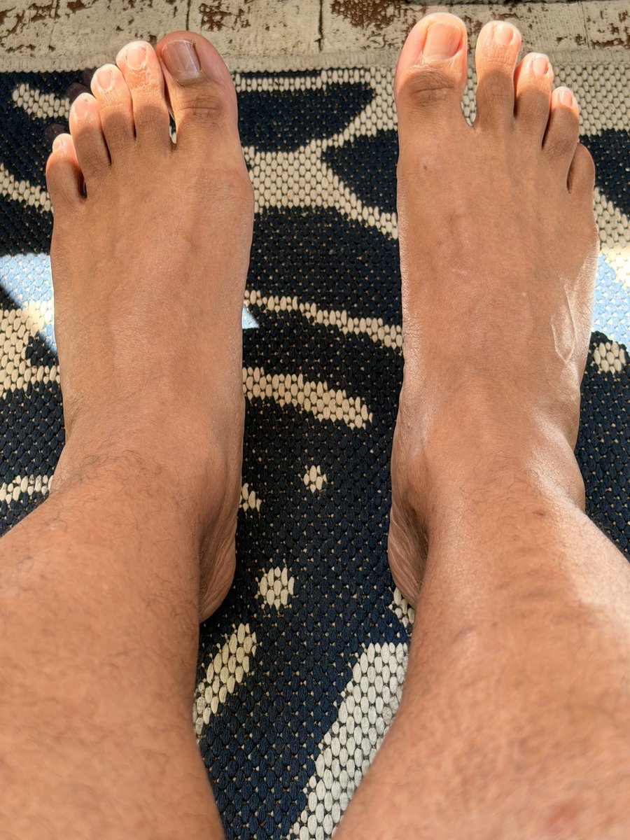 SoleMatesCT's tweet photo. Good moanin… ☀️👣 ✨ #FootTwitter #Soles #MaleFeet #FeetPics #FootContent #SexyFeet #GayCouple #BareSoles #GayMen #FootLover #GayTwitter #ThickGuys #SoleMatesCT #FootFetish #FootModel #FeetCommunity #Sunkissed #MensFeet #FootGuys #ToeDay #ThirstyThursday https://t.co/BPLgv8j8mP