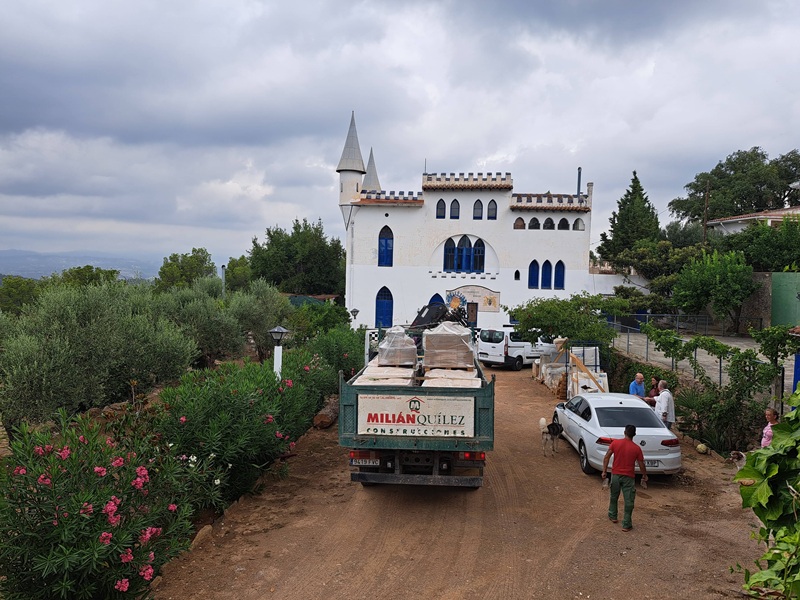 Fund_Mercedaria's tweet photo. En la Fundación seguimos rehabilitando la casa Rosa Gay, en Molins de Rei, gracias a la llegada de nuevo material.
Algunos usuarios de nuestro hogar de acogida Llar la Mercè siguen participando activamente en las obras.
Paso a paso, seguimos mejorando este espacio para el futuro. https://t.co/s8XZvLpKj3