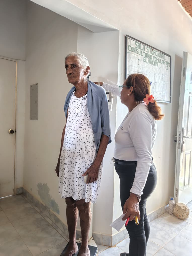 conviteac's tweet photo. En el marco de la respuesta de mitigación del impacto de la contingencia hídrica en el municipio Cruz Salmerón, regresamos al caserío El Rincón con jornada de salud, atendimos allí 63 personas mayores, recibieron además de atención médica, sus medicinas y se compartió información sobre el protocolo a a activar frente al golpe de calor. La jornada se realizó de manera conjunta con equipo del Hospital Virgen del Valle de Araya. Esta respuesta es gracias al apoyo de @StartNetwork