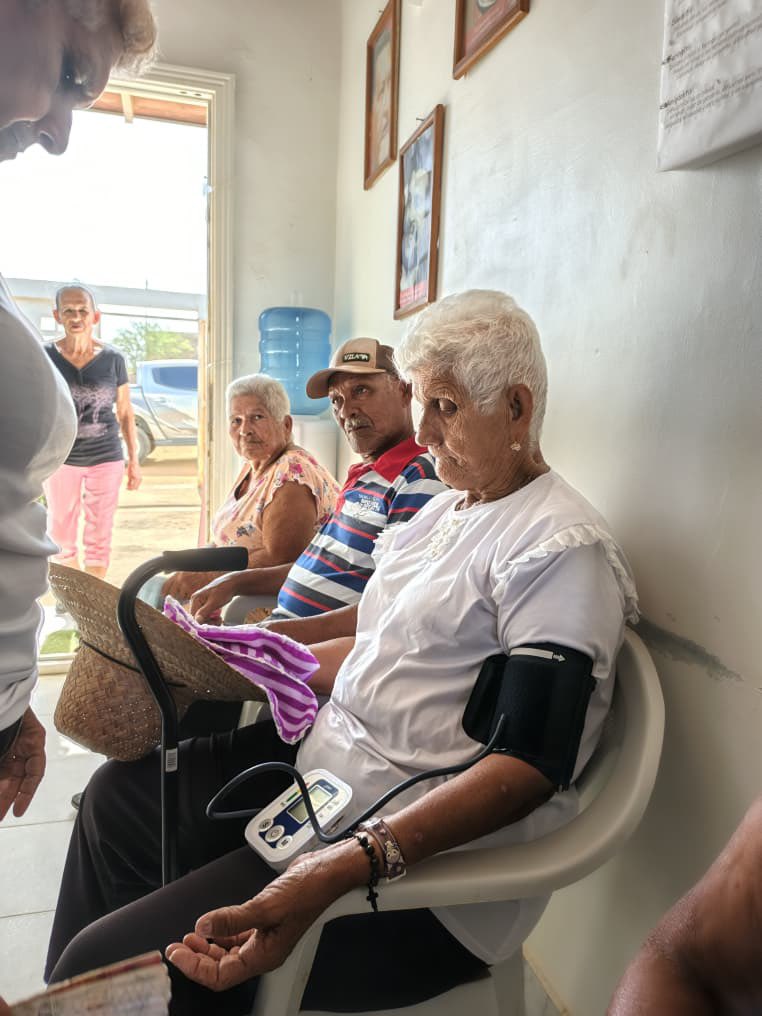 conviteac's tweet photo. En el marco de la respuesta de mitigación del impacto de la contingencia hídrica en el municipio Cruz Salmerón, regresamos al caserío El Rincón con jornada de salud, atendimos allí 63 personas mayores, recibieron además de atención médica, sus medicinas y se compartió información sobre el protocolo a a activar frente al golpe de calor. La jornada se realizó de manera conjunta con equipo del Hospital Virgen del Valle de Araya. Esta respuesta es gracias al apoyo de @StartNetwork