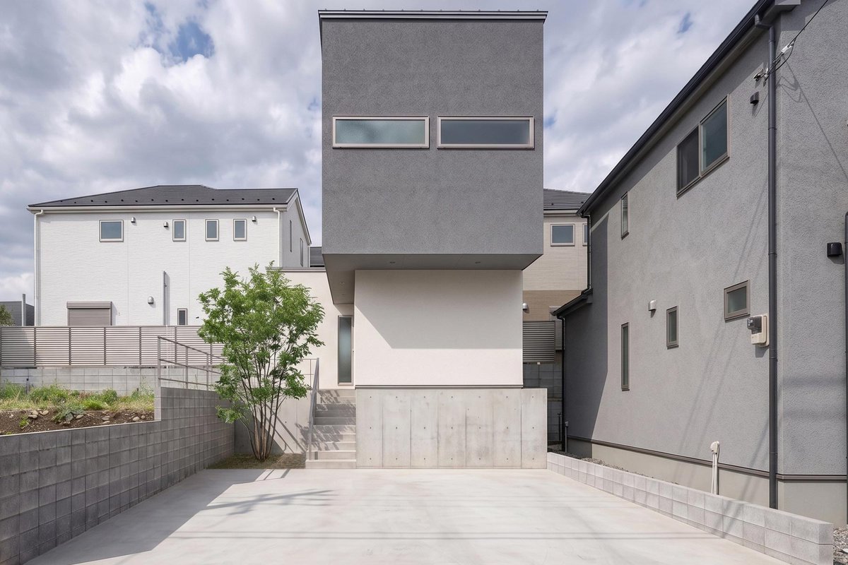 yyaainfo's tweet photo. 【羽村五ノ神の家Ⅱ】
道路向かいに大きな公園が広がる敷地に計画したコンパクトな住宅です。

２階部分を少し張り出してキュービックな外観を構成しつつ、ゆとりのあるアプローチ空間と駐車スペースを確保しました。既存基壇を必要最低限だけ削って階段と植栽帯を設け、公園の緑を引き込んでアプローチのプライバシーをやさしく守っています。

1階は玄関入口から庭まで光・視界を通し、主動線の他に回遊性のある収納動線を確保、寝室・洗面室は南東の庭に面して開口を設けて、朝日が入る明るい室内となりました。

主な居室は道路面から2.5階層分上がった上階に上げ、北からリビング、ダイニング、アイランドキッチンと配置した先に個室として分離可能なセカンドリビングを設けました。窓からは公園の風景とアプローチ・庭の緑を一体的に感じる事が出来ます。

https://t.co/rkCWGngij8