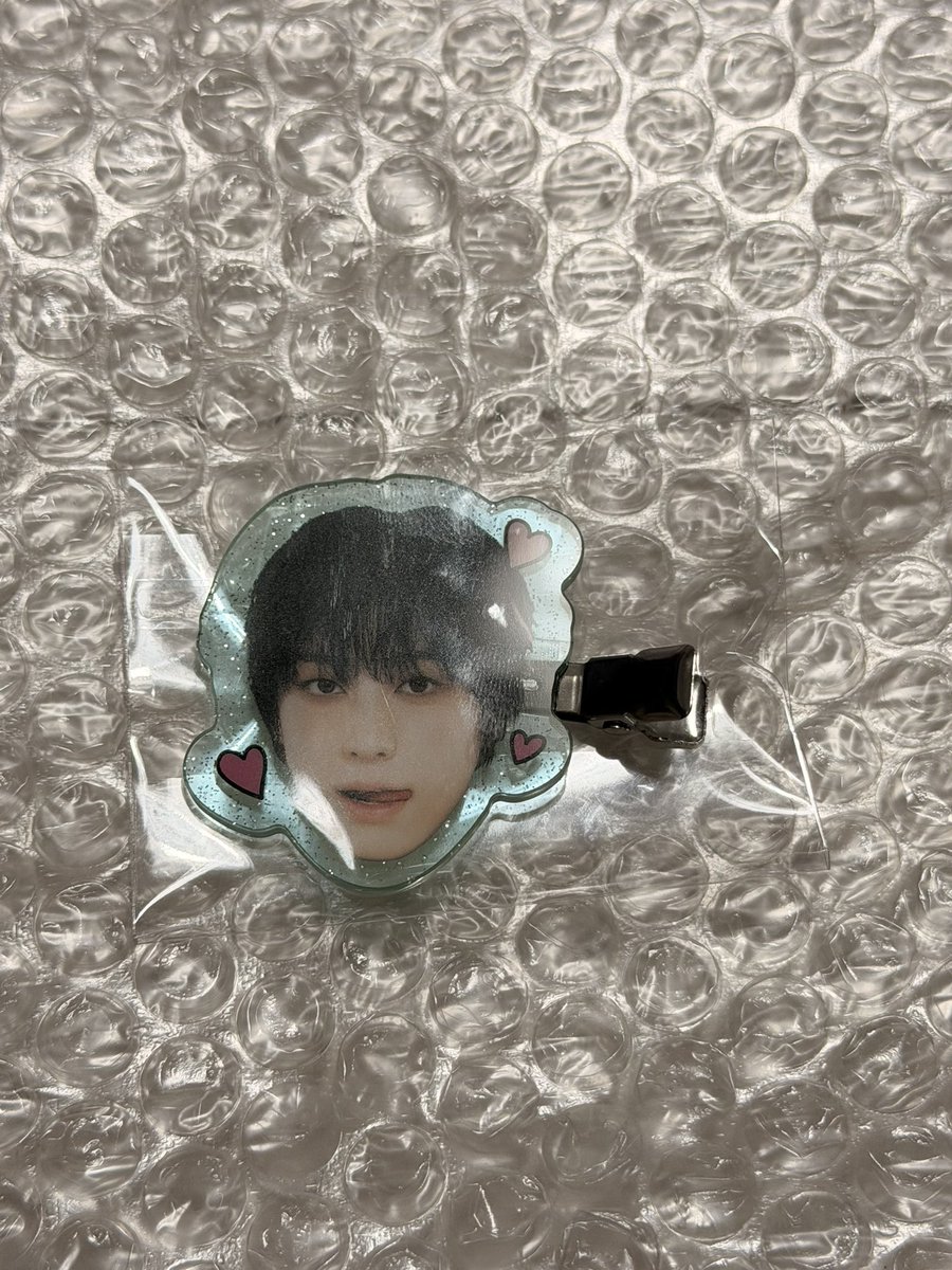 21vv__'s tweet photo. @torihiki_012_ 検索より失礼致します。
タキの前髪クリップを所持しております。ニコラスとの交換可能でしょうか？愛知公演での交換希望です。
ご検討よろしくお願い致します🙇‍♀️ https://t.co/WqmgWfBdDg