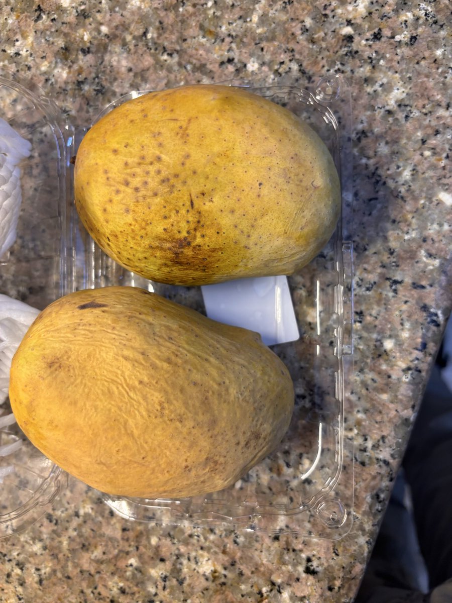 grsood's tweet photo. @letsblinkit @blinkitcares  apparently Blinkit customer care says that they can’t see the problem in rotten mangoes they deliver and hence can’t do anything about it. Blinkit cc deserves better eyes 🤣 https://t.co/0hbLy9vreC