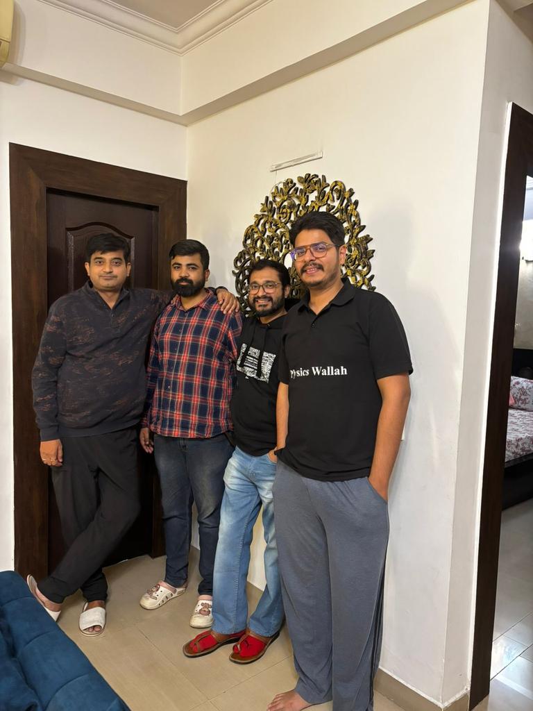 guptachetan34's tweet photo. भाजपा कार्यकर्ताओं के मजबूत स्तंभ, अमेठी की राजनीति के चर्चित चेहरे, बाल स्वयंसेवक एवं चीन में स्टील के प्रसिद्ध व्यापारी श्री @alok_griffin जी को जन्मदिन की हार्दिक शुभकामनाएं! 🎉🍻 https://t.co/mZc3KkoyOF