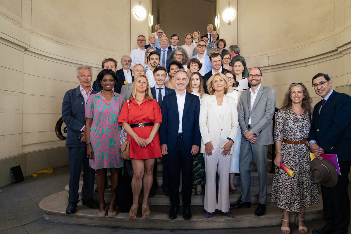 jp_lecoq's tweet photo. Ce matin pose de la première pierre de l’Institut pour la santé des femmes rue d’Assas dans les locaux de #TARNIER avec @vpecresse et @egregoire https://t.co/pL2wYhDijf