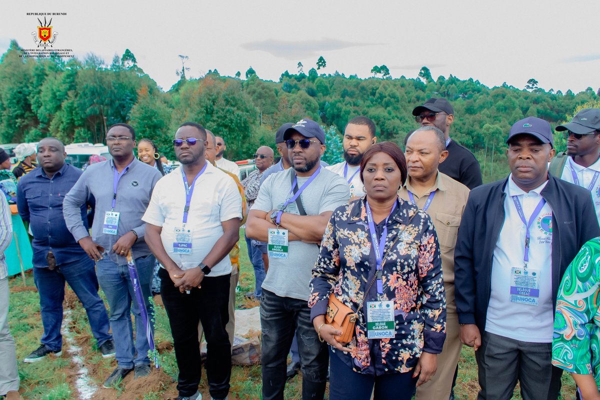 MAEBurundi's tweet photo. Dans le cadre de la 61ᵉ réunion du Comité consultatif permanent des Nations Unies chargé des questions de sécurité en Afrique centrale, qui se tient à Bujumbura du 25 au 29 mai 2026, les travaux des experts ont été marqués, ce 28 mai 2026, par une excursion ponctuée d’une activité symbolique de plantation d’arbres sur la colline Kibogoye-Muremera, située en zone Bugarama, commune Muramvya, province Gitega. Ces arbres ont été plantés par les délégués des pays membres de la CEEAC.@Edbiziman @Sonitu6 @NtareHouse @KwaNtare @BurundiGov @nshingamateka @Burundi_senat @RTNBurundi @_AfricanUnion
@CEEAC_ECCAS @UNOCA_NEWS
#UNSAC61