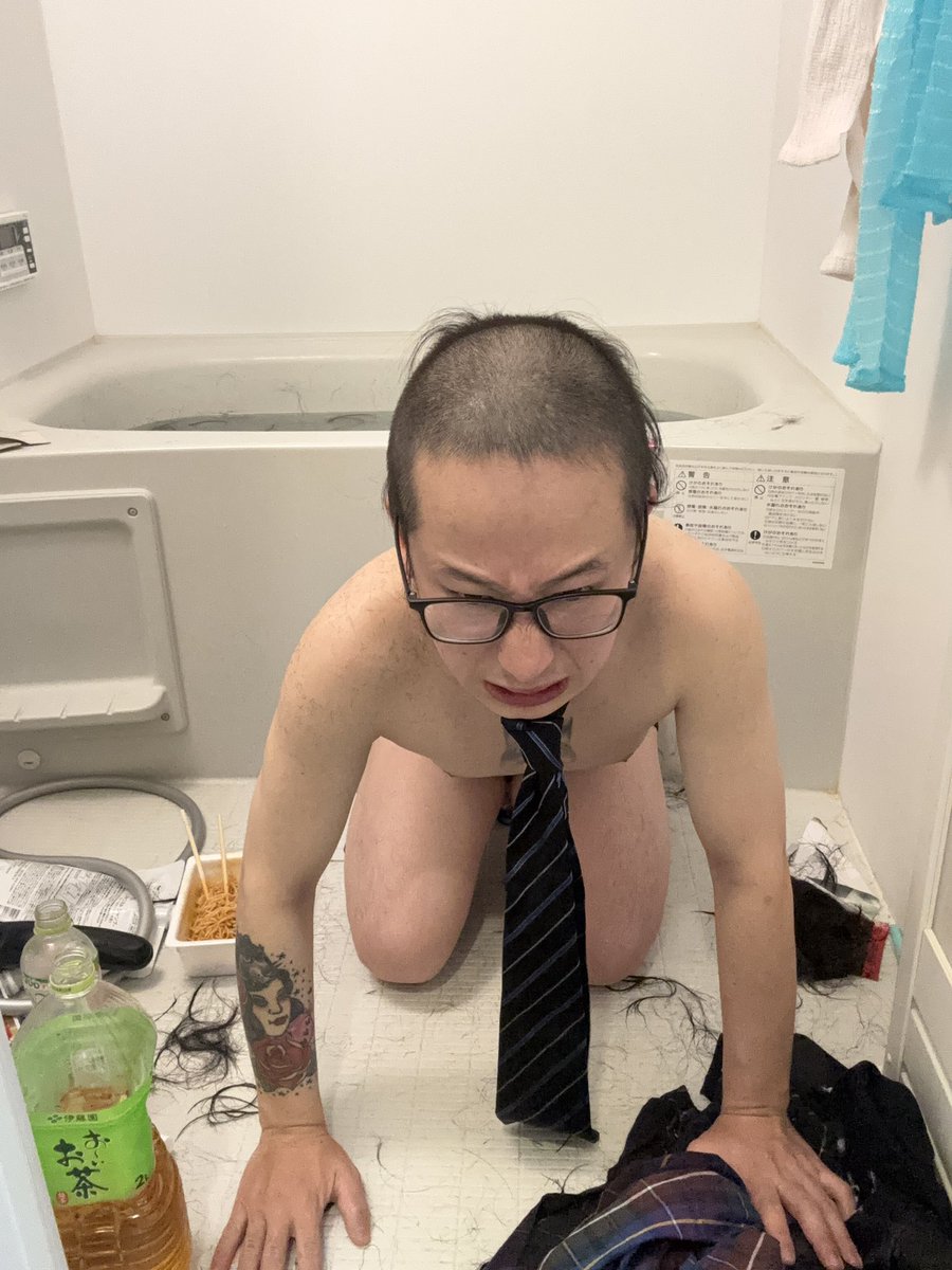nejikocho's tweet photo. かなたさん、かなたさんリスナーへの緊急謝罪配信やりました。

謝罪の意を示すために丸刈りの罰を自ら与え剃りました。

そして今、私が利用してるサーバーに不具合が起きてモブリンを閉じてしまい最後レイドできず終わってしまいました。

更に罰として明日眉毛を剃ります。

おやすみなさい。 https://t.co/A31aQILFfU