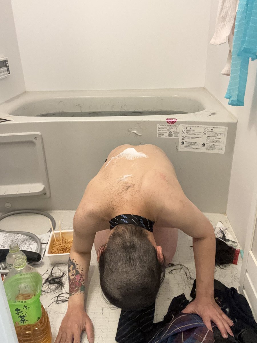 nejikocho's tweet photo. かなたさん、かなたさんリスナーへの緊急謝罪配信やりました。

謝罪の意を示すために丸刈りの罰を自ら与え剃りました。

そして今、私が利用してるサーバーに不具合が起きてモブリンを閉じてしまい最後レイドできず終わってしまいました。

更に罰として明日眉毛を剃ります。

おやすみなさい。 https://t.co/A31aQILFfU